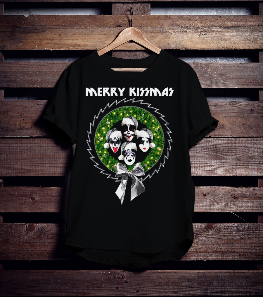 Merry Kissmas With Iconic Rock Band Faces In Festive Santa Hats Wreath T-Shirt