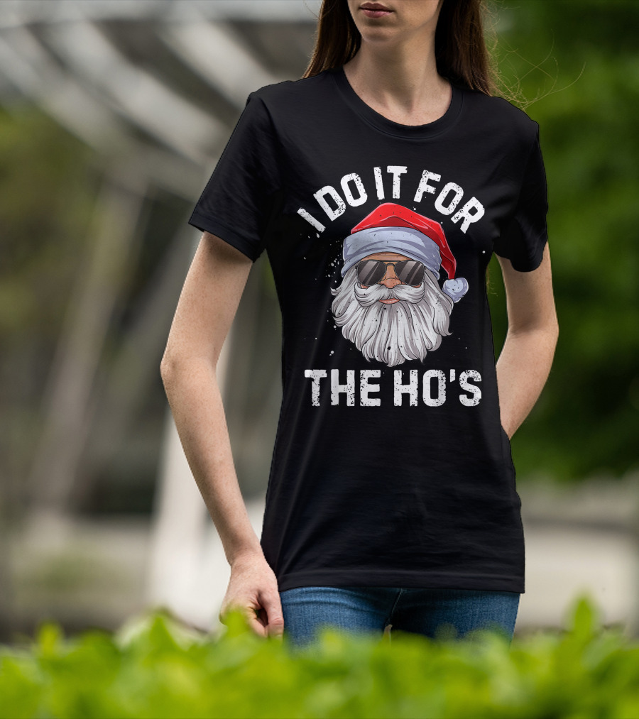 I Do It For The Ho's Funny Inappropriate Santa With Sunglasses And Red Hat T-Shirt