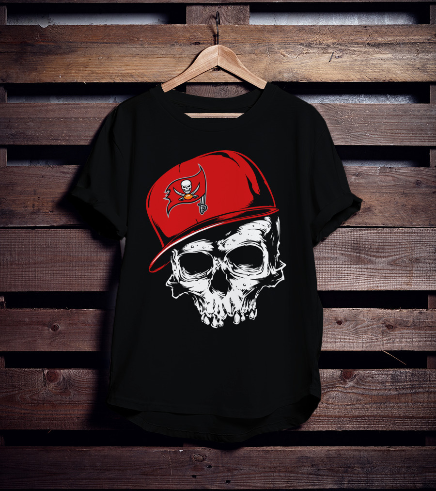 Tampa Bay Buccaneers Skull With Red Cap And Pirate Flag T-Shirt