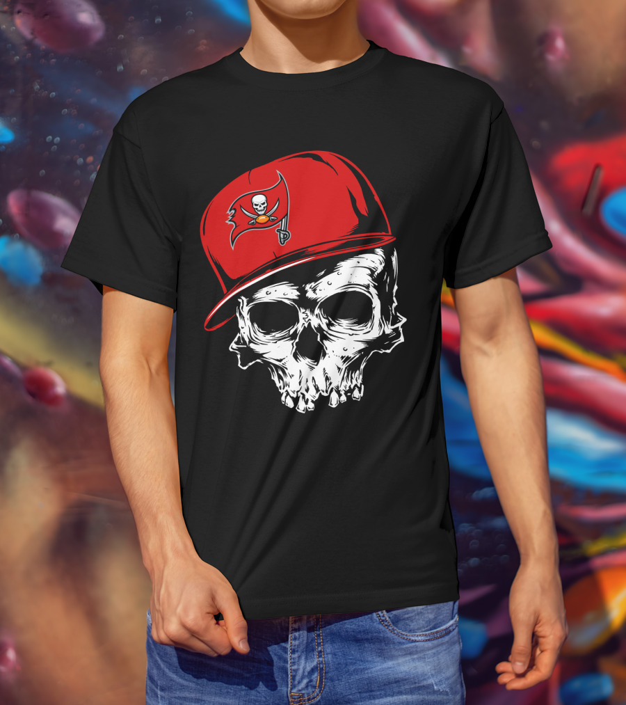 Tampa Bay Buccaneers Skull With Red Cap And Pirate Flag T-Shirt