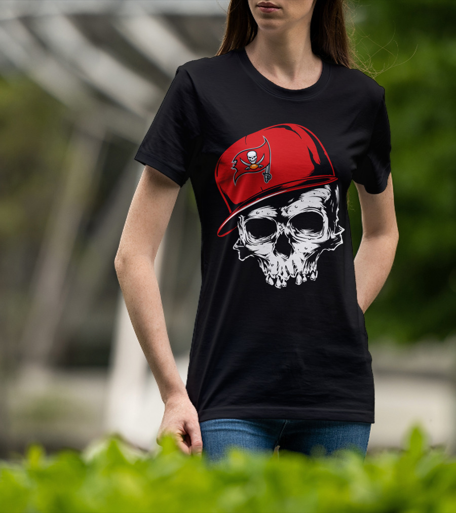 Tampa Bay Buccaneers Skull With Red Cap And Pirate Flag T-Shirt
