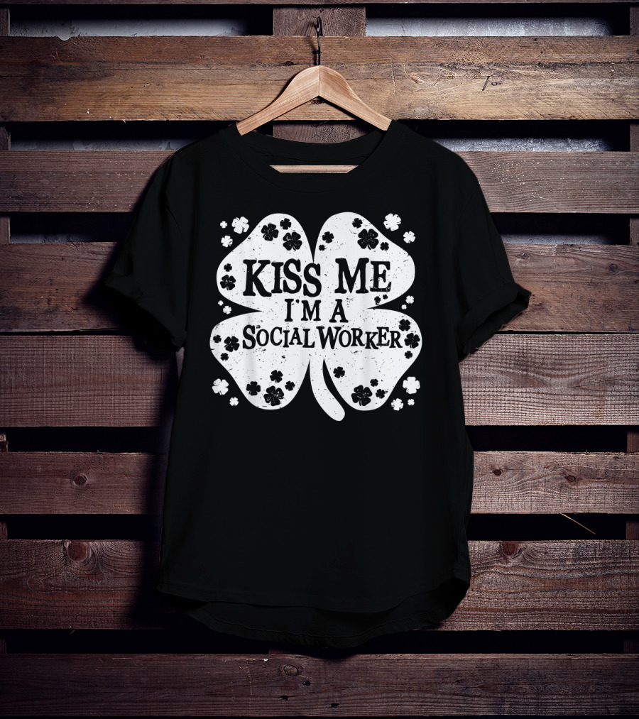 Kiss Me I'm A Social Worker Shamrock St Patrick's Day T-Shirt