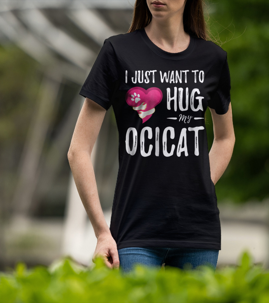 I Just Want To Hug My Ocicat Cat Lover Mom Hugging Idea92 T-Shirt