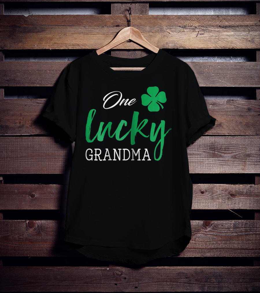 One Lucky Grandma Shamrock St Patrick's Day T-Shirt
