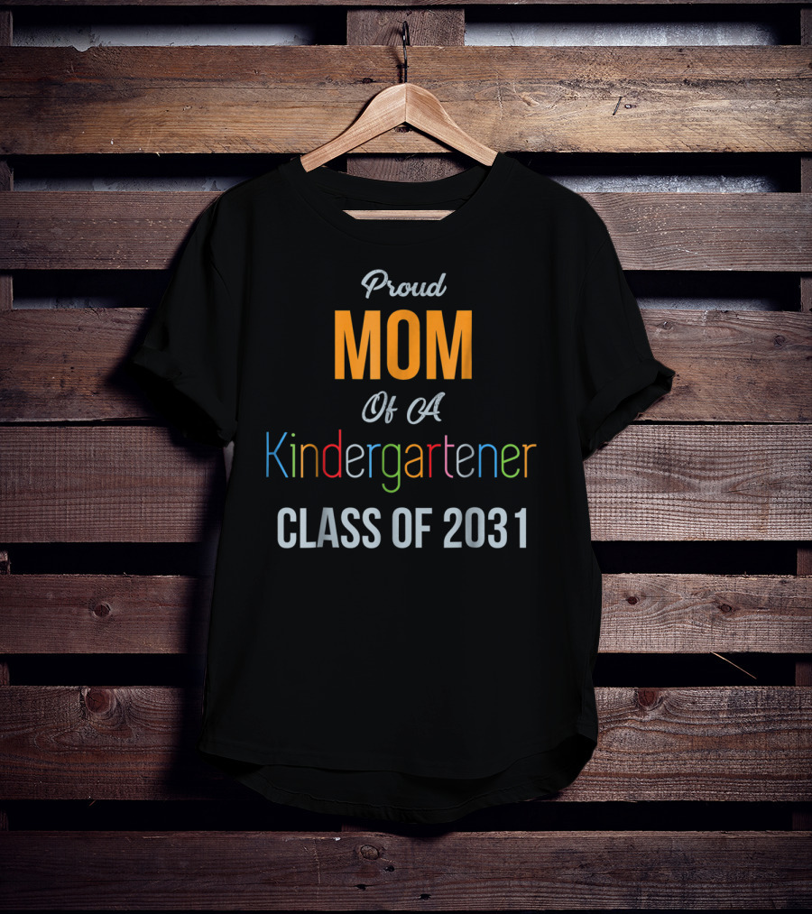 Proud Mom Of A Kindergartener Class Of 2031 T-Shirt