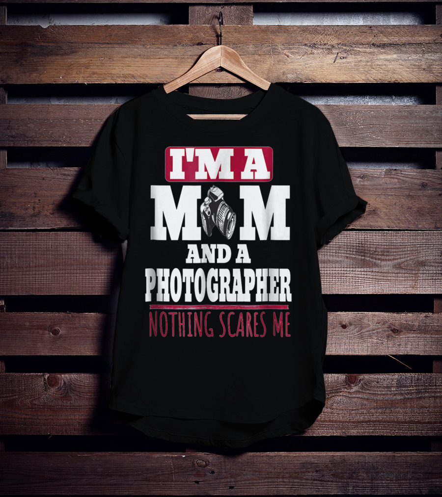 I'm A Mom And A Photographer Nothing Scares Me T-Shirt