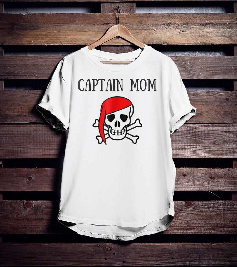 Captain Mom Pirate Skull Red Bandana Halloween Women T-Shirt