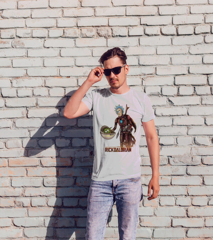 The RICKDALORIAN Sci-Fi Character Fusion With Armor And Green Alien In Pod T-Shirt