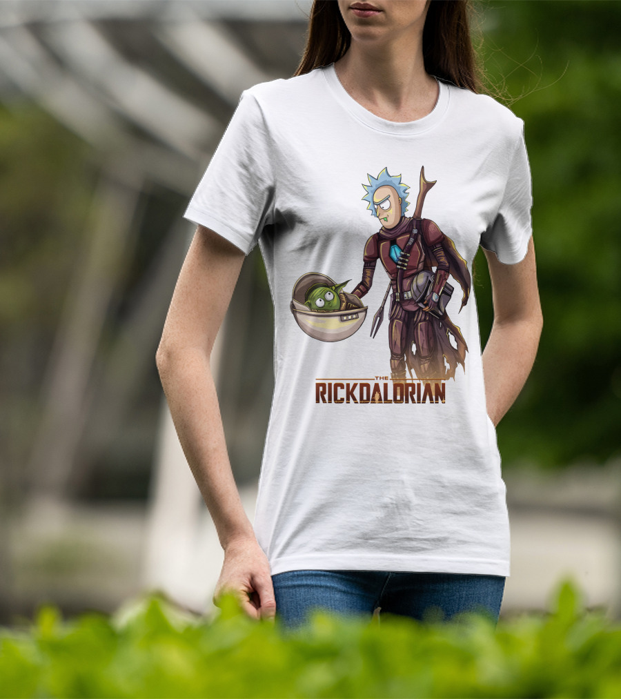 The RICKDALORIAN Sci-Fi Character Fusion With Armor And Green Alien In Pod T-Shirt