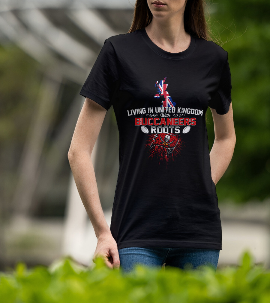 Living In United Kingdom With Buccaneers Roots UK Flag Pirate Skull Footballs T-Shirt