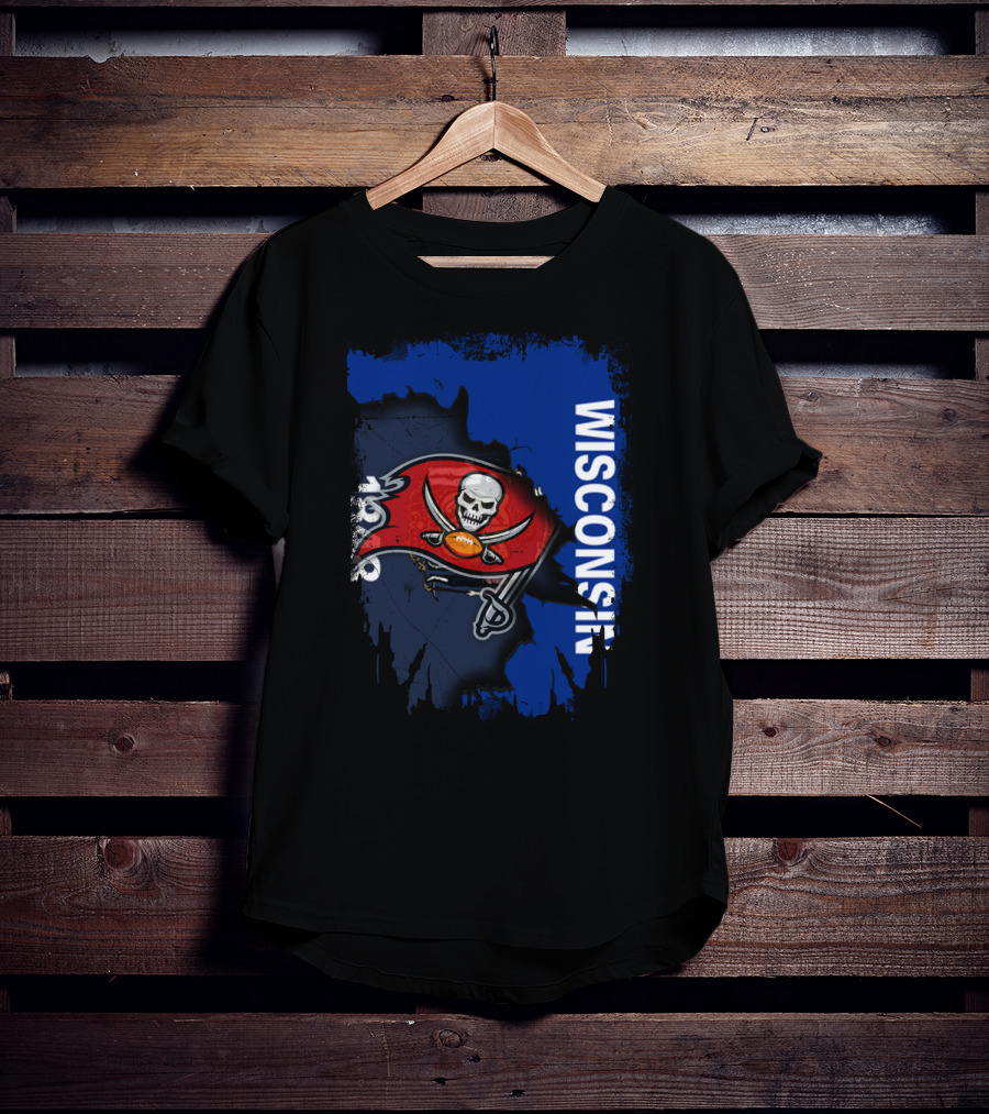 Wisconsin State With Buccaneers Skull Flag 1976 T-Shirt