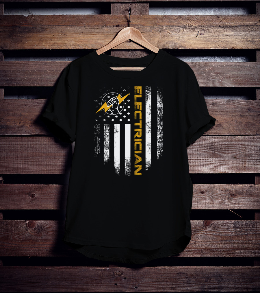 USA Flag Electrician Vintage Fist Lightning Bolt T-Shirt