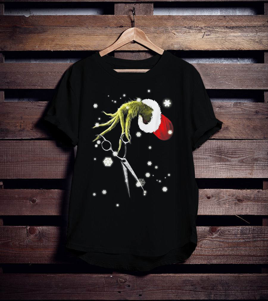 Grinch Hand With Scissors Santa Hat Snowflakes Hairdresser Christmas SE T-Shirt