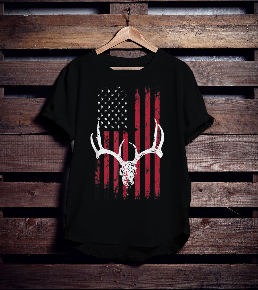 Vintage Deer USA Flag Animals Lover Antlers Rustic Patriotic T-Shirt