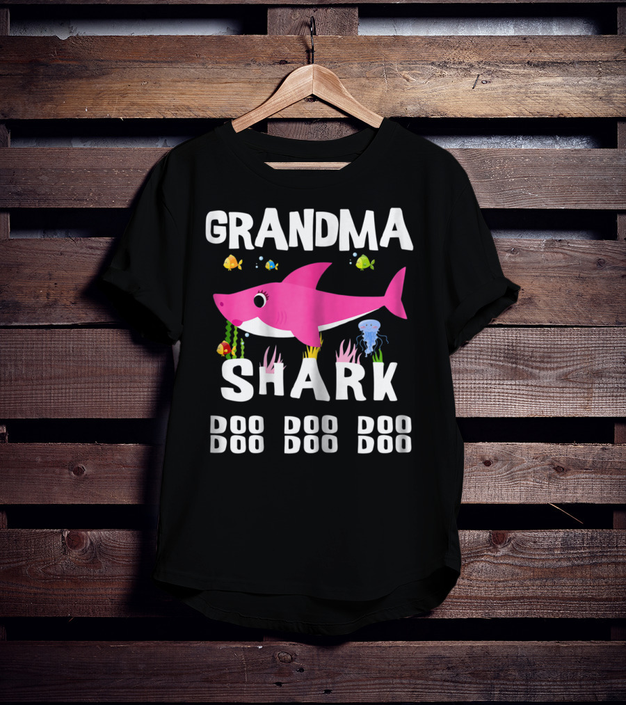Grandma Shark Doo Doo Doo Mothers Pink Cartoon Fish Sea Creatures T-Shirt