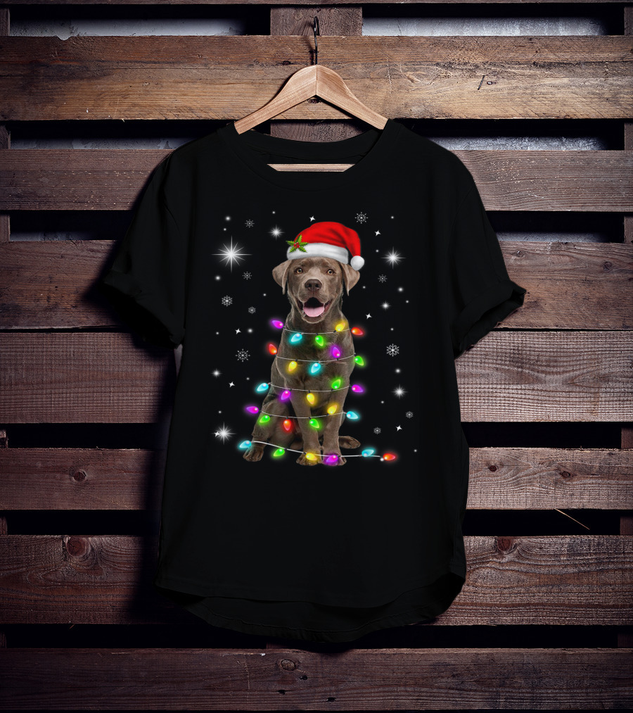 Chocolate Labrador Santa Hat Christmas Lights Snowflakes T-Shirt