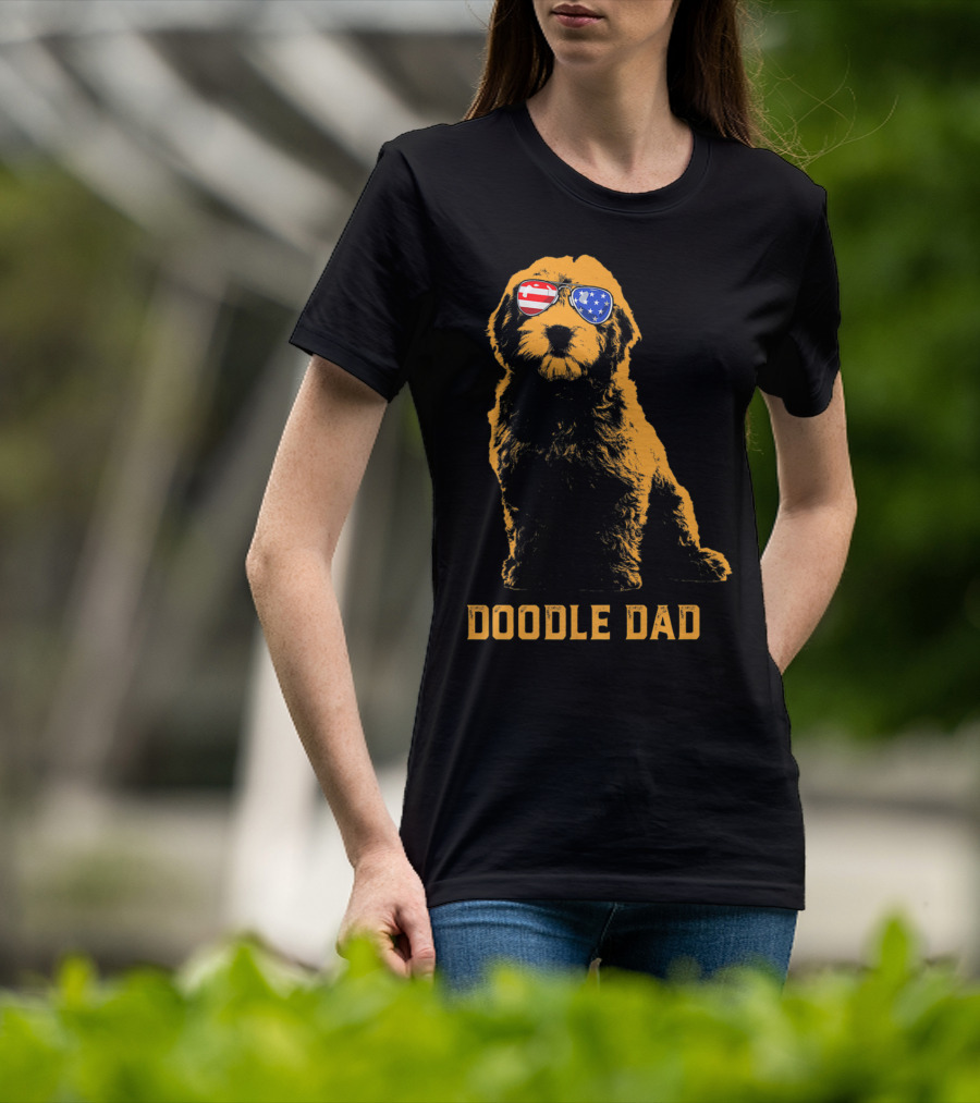 Doodle Dad Men's Goldendoodle With American Flag Sunglasses T-Shirt