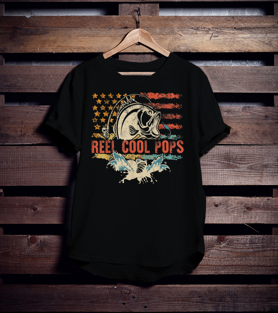 Reel Cool Pops Funny Fishing Father's Day American Flag Bass Fish Vintage Retro T-Shirt