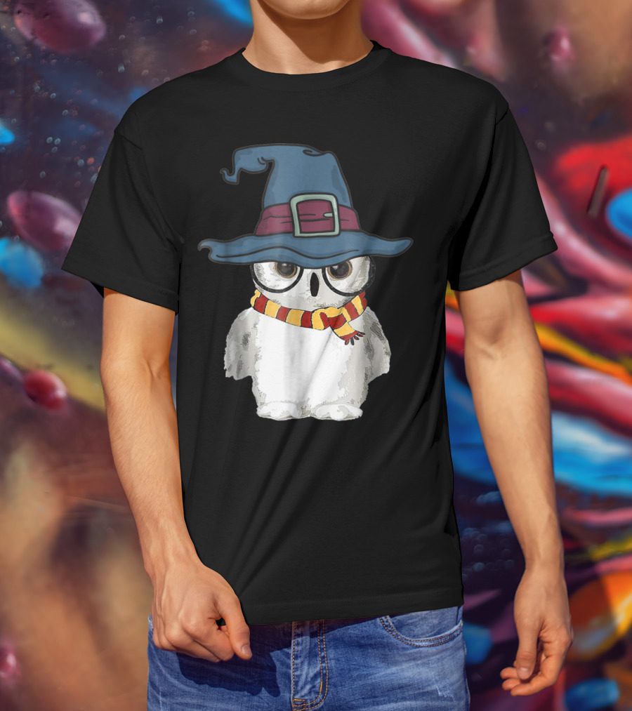 Cute Owl Wizard Hat With Striped Scarf T-Shirt