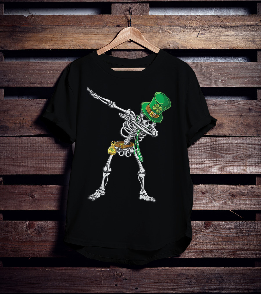 Dabbing Skeleton Leprechaun With Green Hat And Shamrock Tie T-Shirt