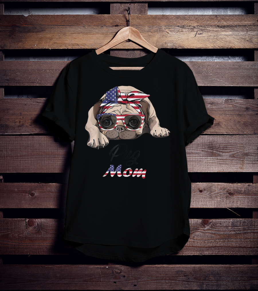 Pug Mom American Flag Bandana And Glasses T-Shirt