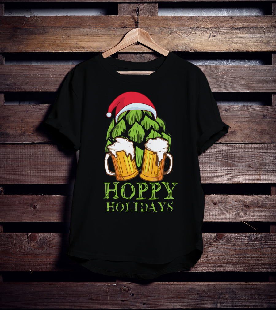 Hoppy Holidays Funny Christmas Craft Beer Hops With Santa Hat And Beer Mugs T-Shirt