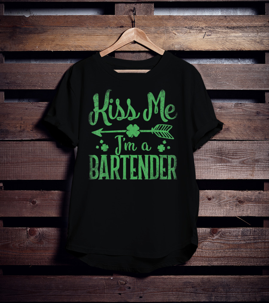Kiss Me I'm A Bartender St Patrick's Day Shamrock Arrow T-Shirt