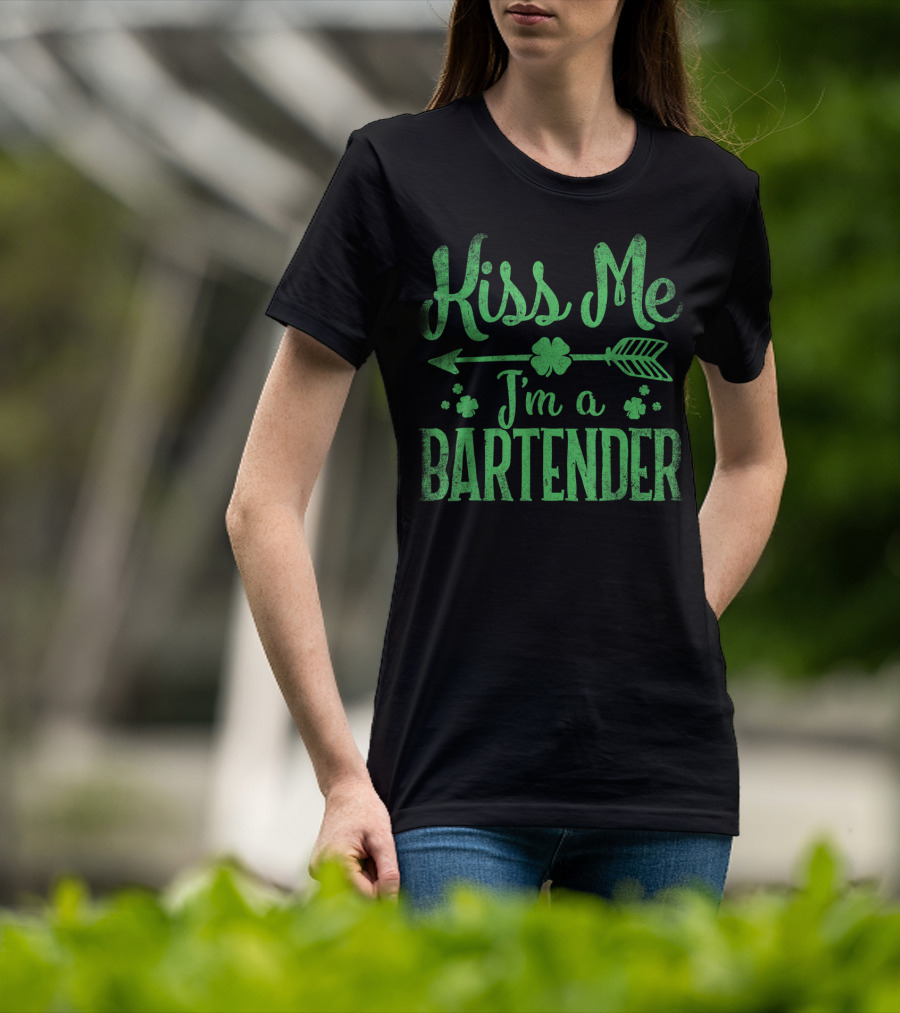 Kiss Me I'm A Bartender St Patrick's Day Shamrock Arrow T-Shirt