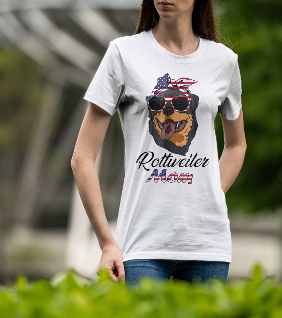 Rottweiler Mom Bandana Glasses American Flag T-Shirt