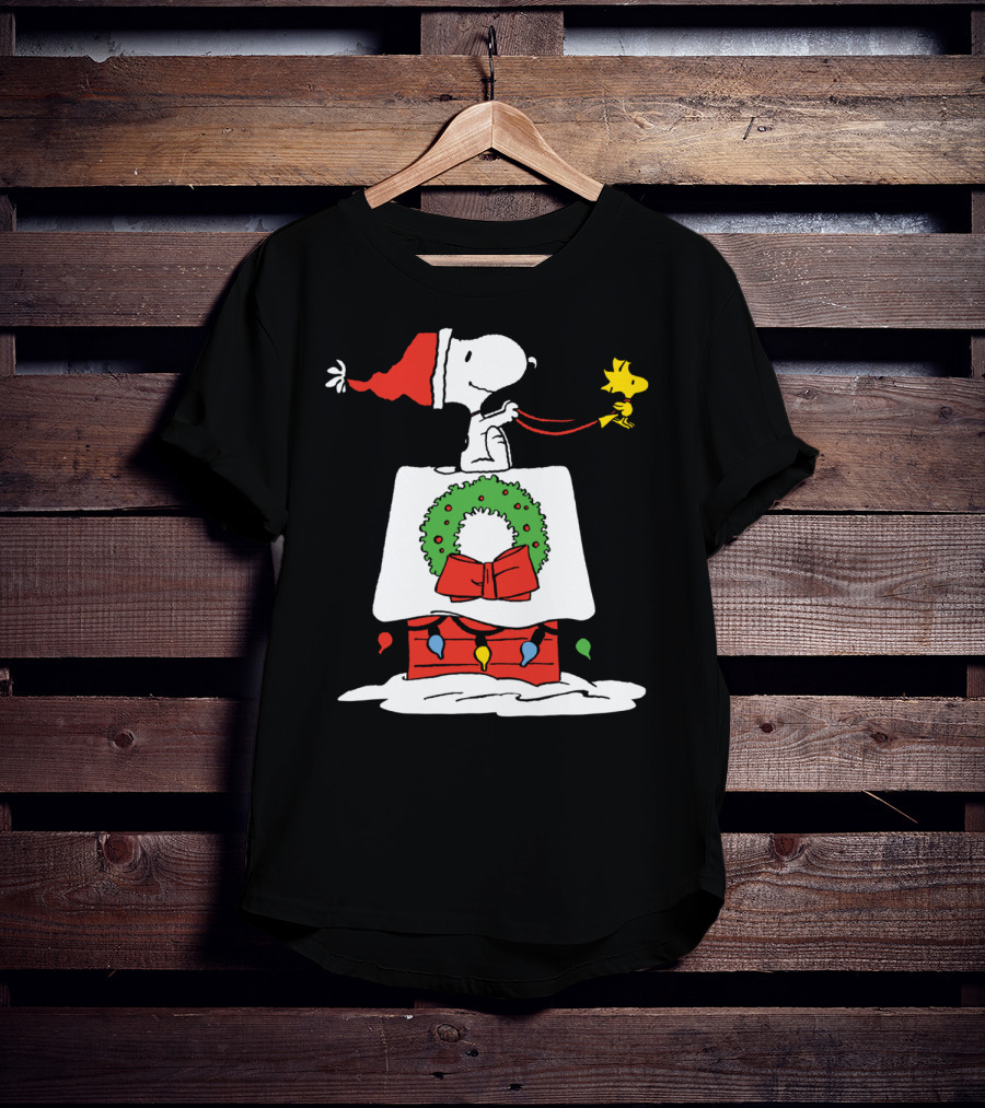 Peanuts Snoopy Santa Woodstock Christmas Wreath Doghouse Lights T-Shirt