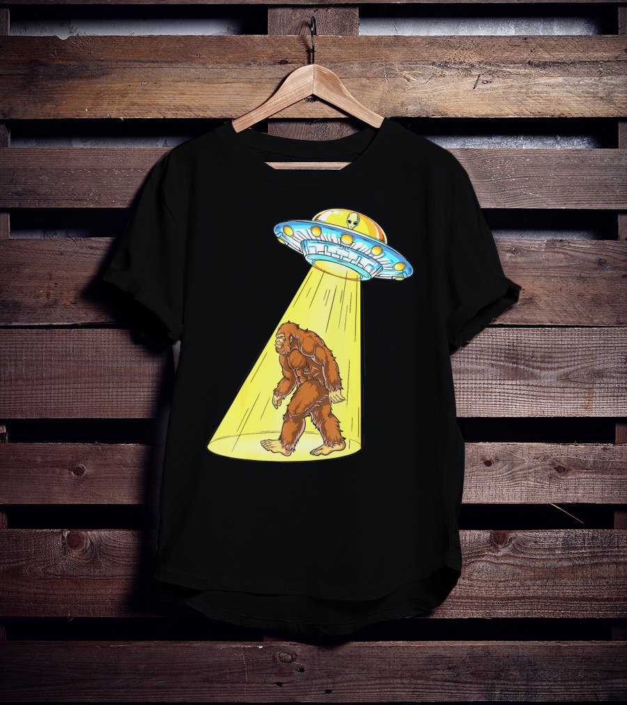 Bigfoot Sasquatch UFO Abduction Alien Flying Saucer T-Shirt