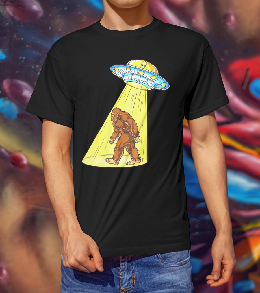 Bigfoot Sasquatch UFO Abduction Alien Flying Saucer T-Shirt