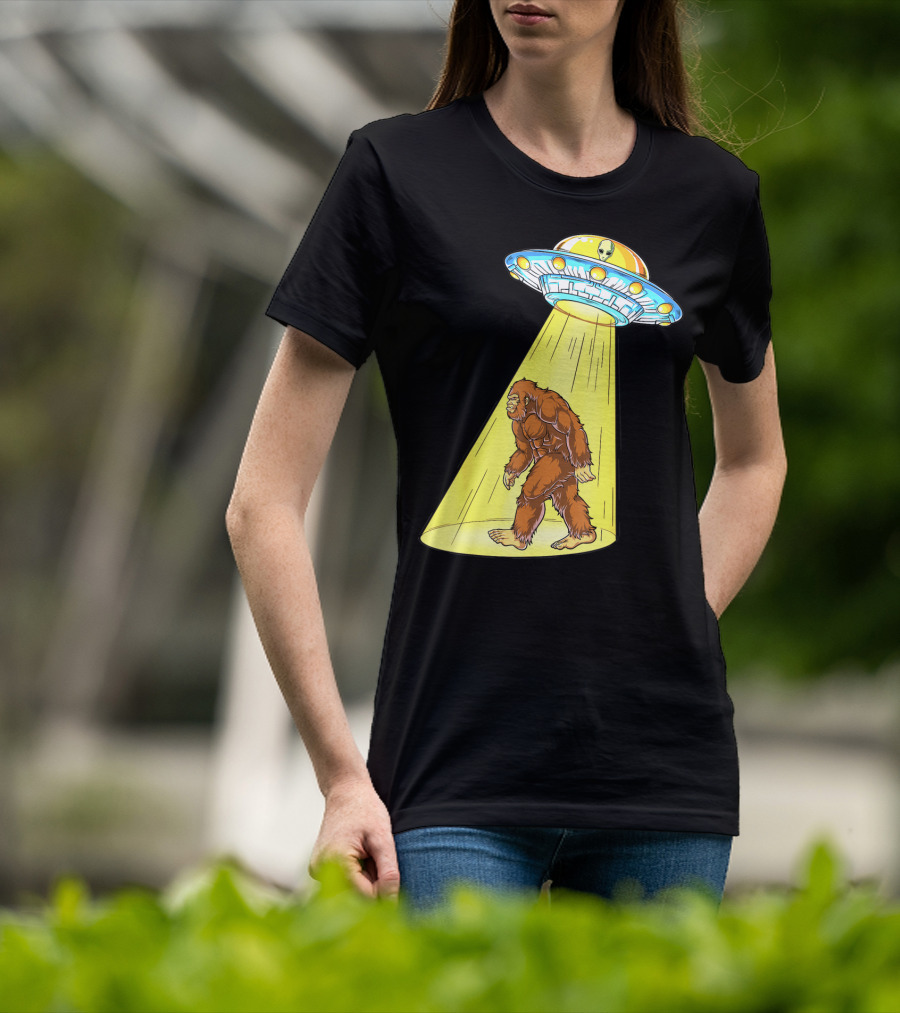 Bigfoot Sasquatch UFO Abduction Alien Flying Saucer T-Shirt
