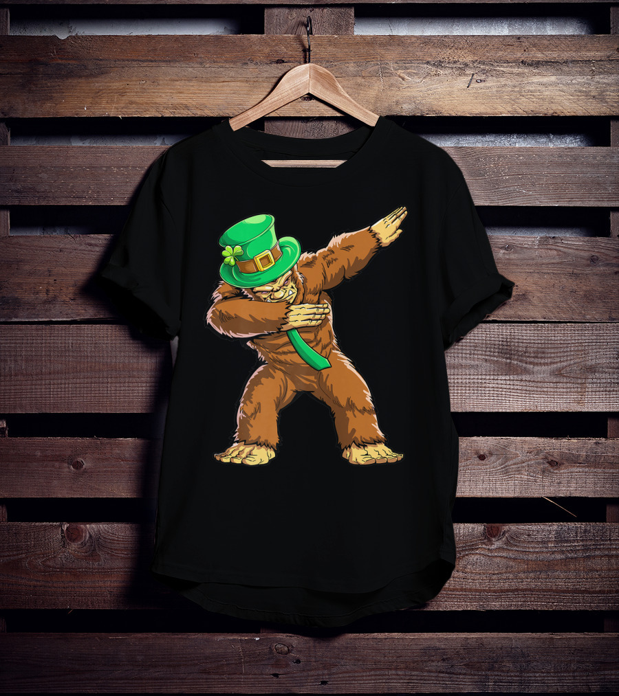 Dabbing Bigfoot St Patricks Day Leprechaun Hat T-Shirt