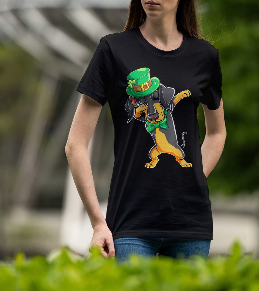 Dabbing Dachshund St Patricks Day Leprechaun Hat And Bow Tie T-Shirt