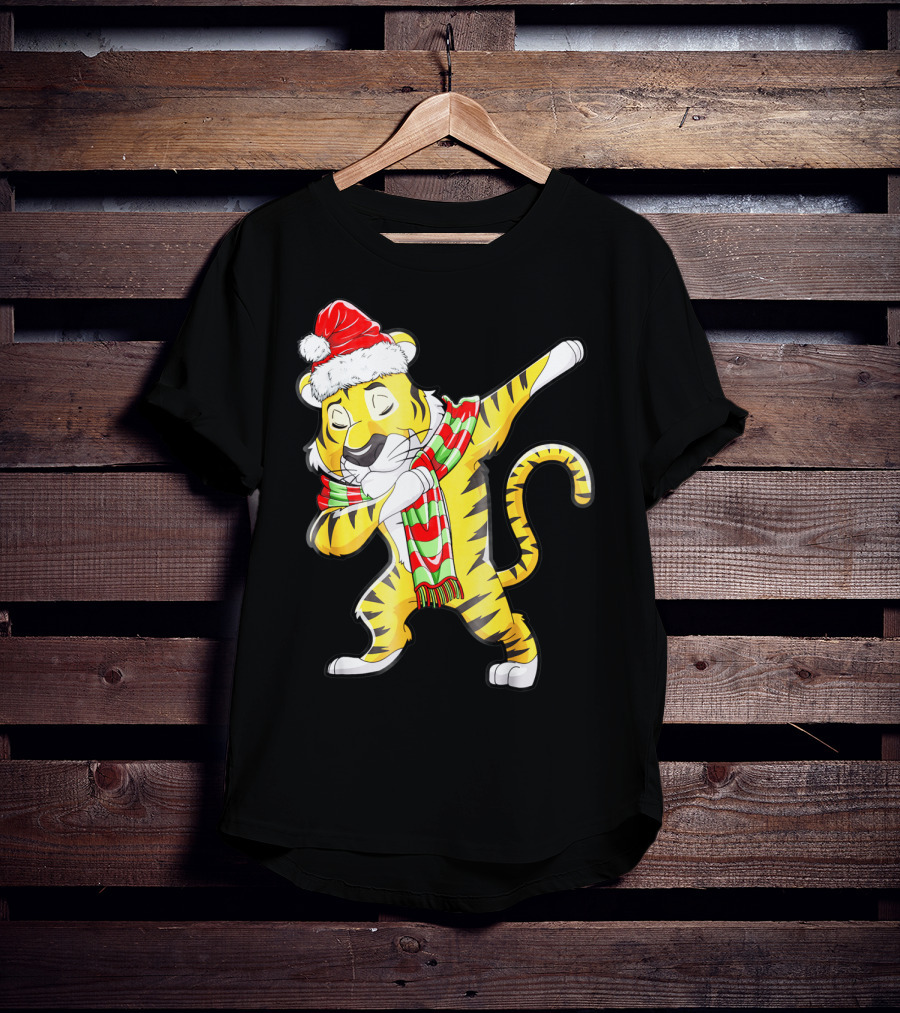 Dabbing Tiger Santa In Santa Hat And Festive Scarf T-Shirt