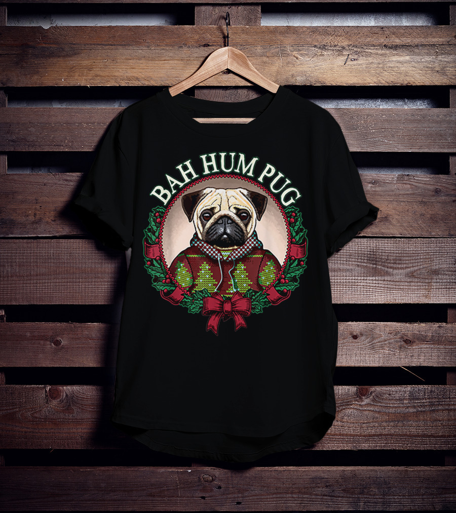 Bah Hum Pug Christmas Pun With Pug In Festive Wreath T-Shirt