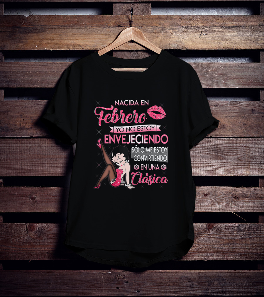 Nacida En Febrero Clásica Yo No Estoy Envejeciendo Solo Me Estoy Convirtiendo T-Shirt