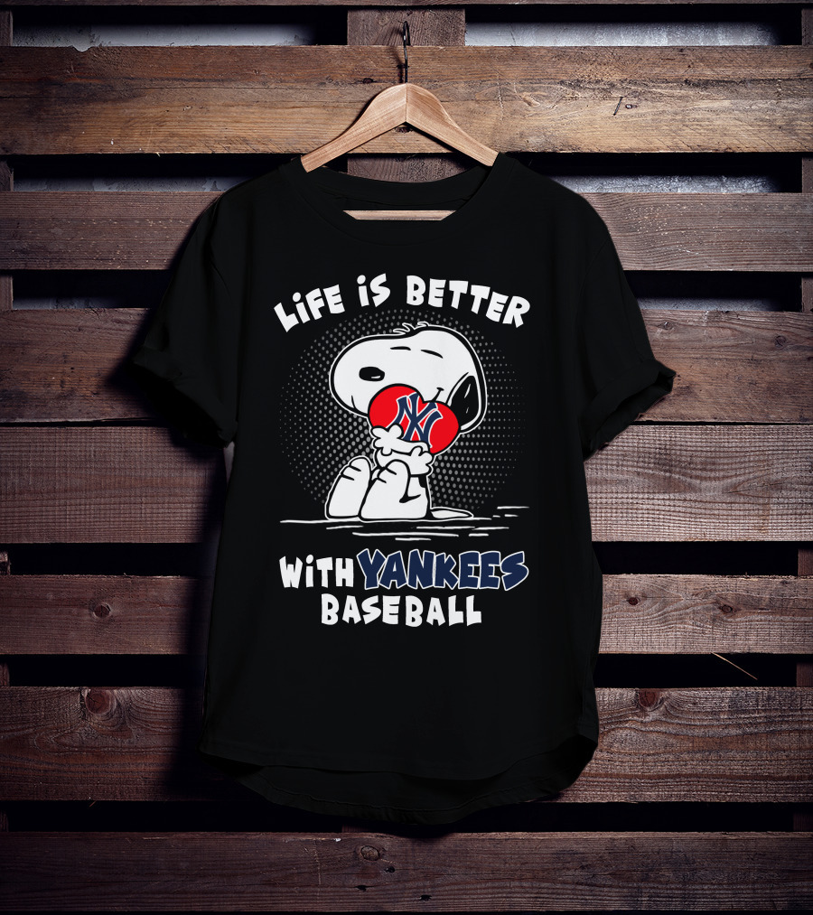 Life Is Better With Yankees Baseball Snoopy Hugging T-Shirt