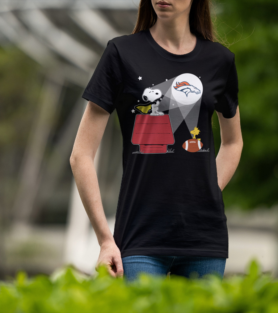 Denver Broncos Snoopy And Woodstock Football Night Scene T-Shirt