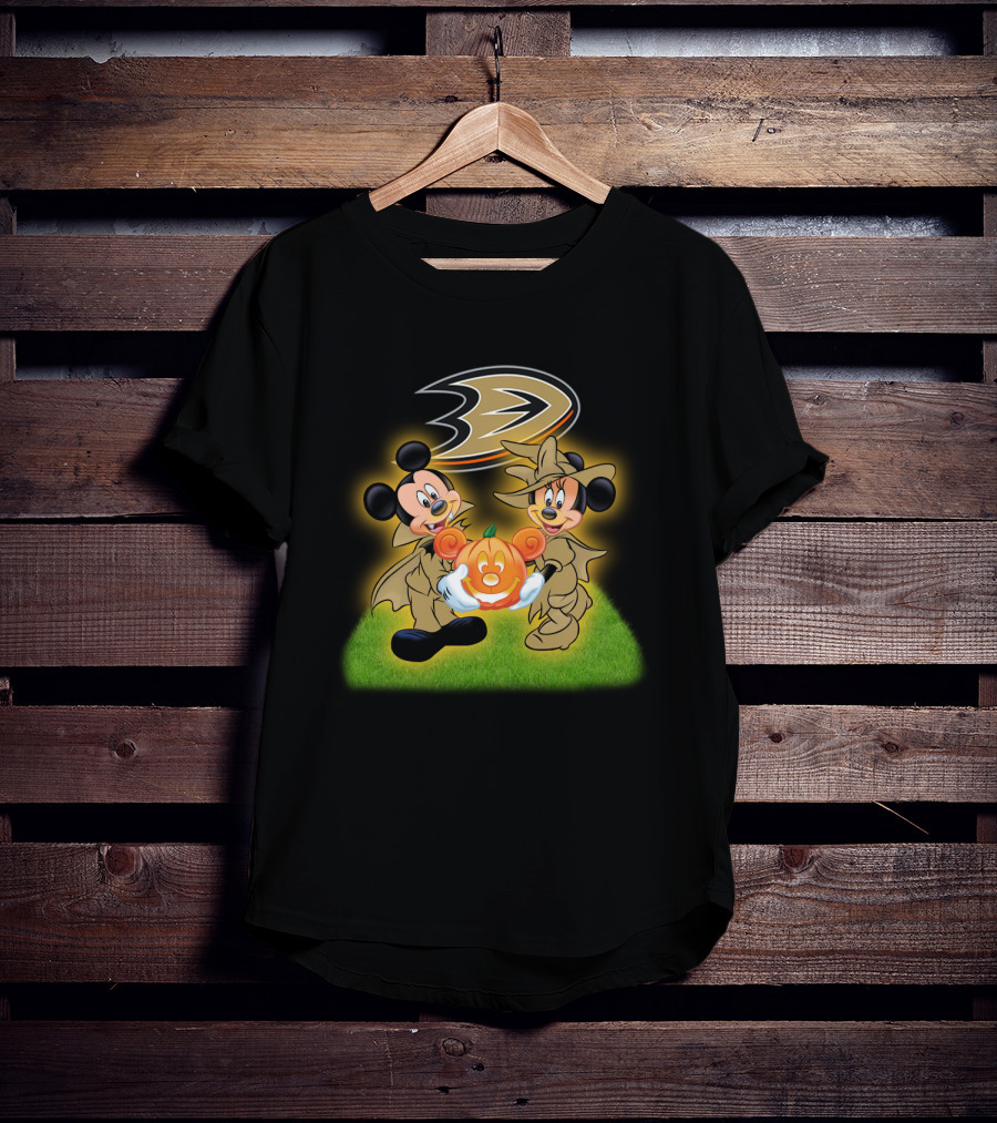 Anaheim Ducks Halloween With Mickey And Minnie Holding Pumpkin T-Shirt