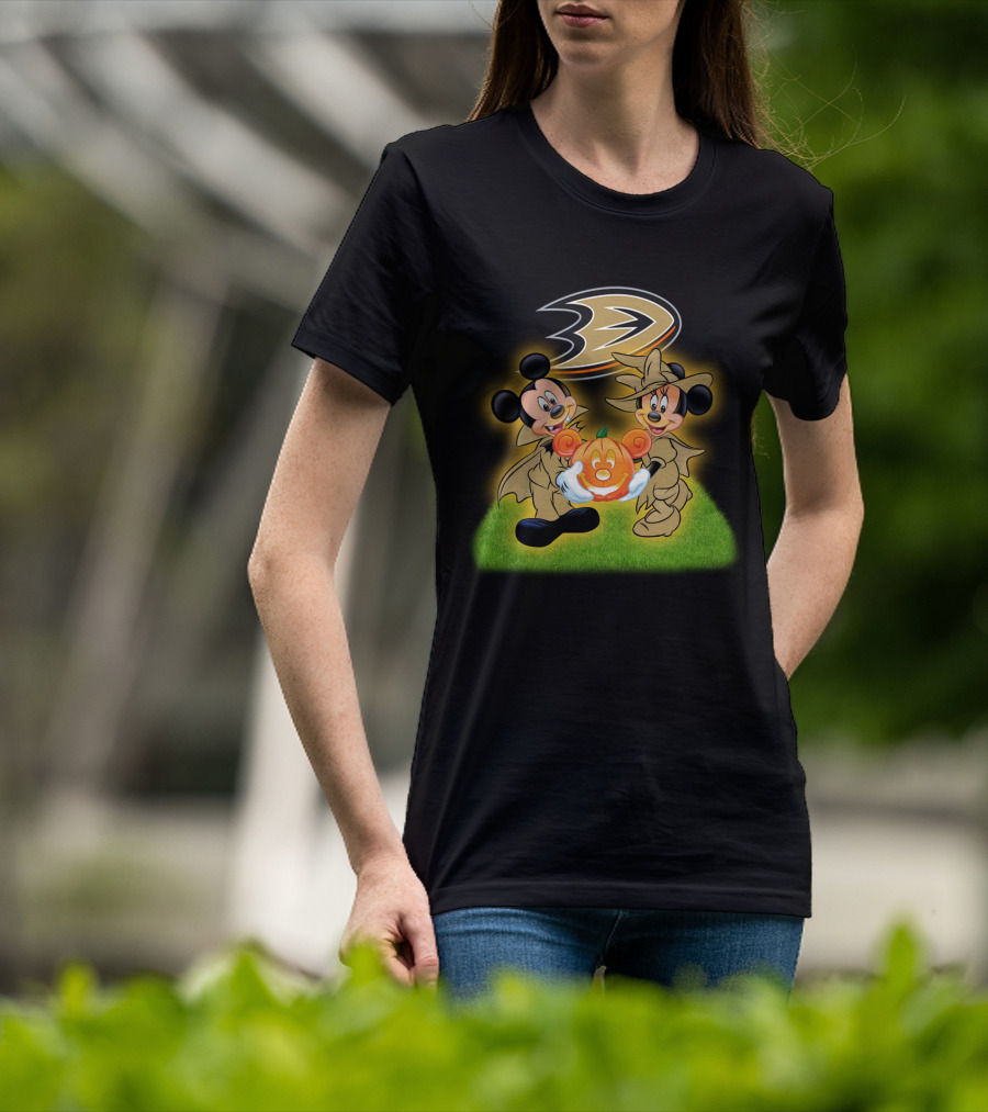 Anaheim Ducks Halloween With Mickey And Minnie Holding Pumpkin T-Shirt