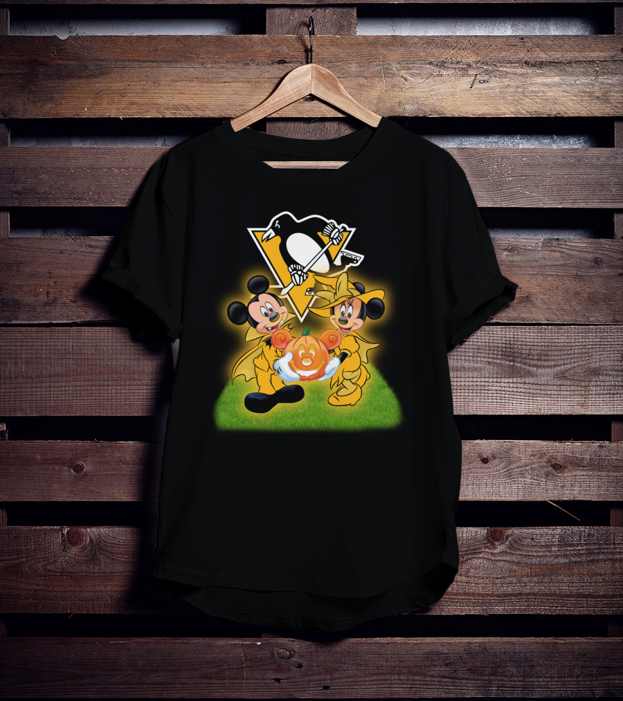 Pittsburgh Penguins Halloween Mickey And Minnie Holding Pumpkin T-Shirt