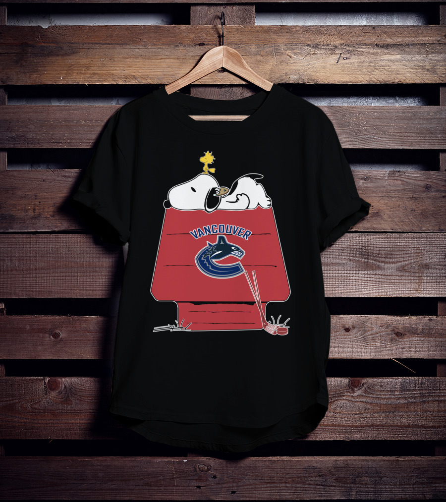 Vancouver Canucks Snoopy Woodstock Hockey Doghouse T-Shirt