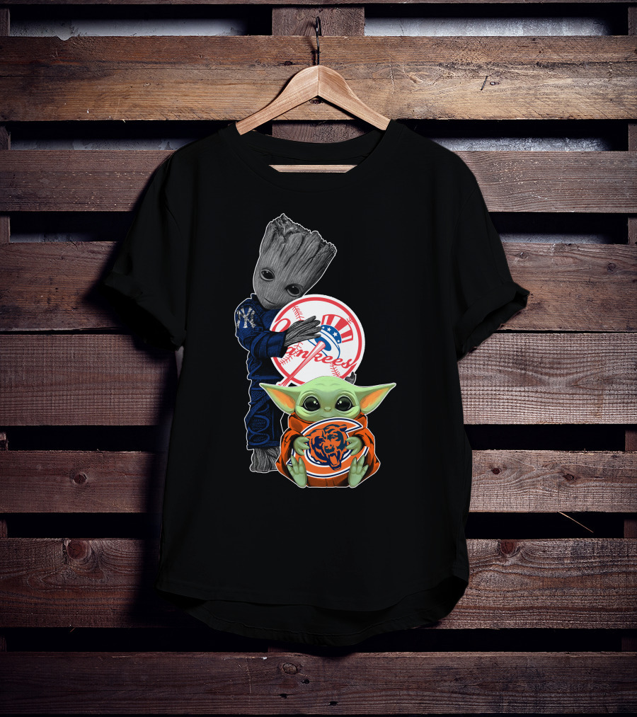 Yankees Groot And Baby Yoda Holding Chicago Bears T-Shirt