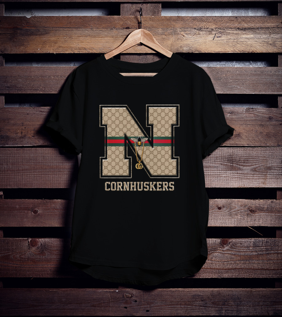 Guci Nebraska Cornhuskers NCAA N Logo With Bee And Necklace T-Shirt
