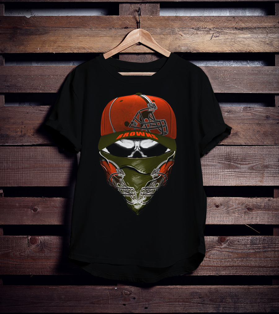 Cleveland Browns Helmet And Skull Bandana Hoodie T-Shirt