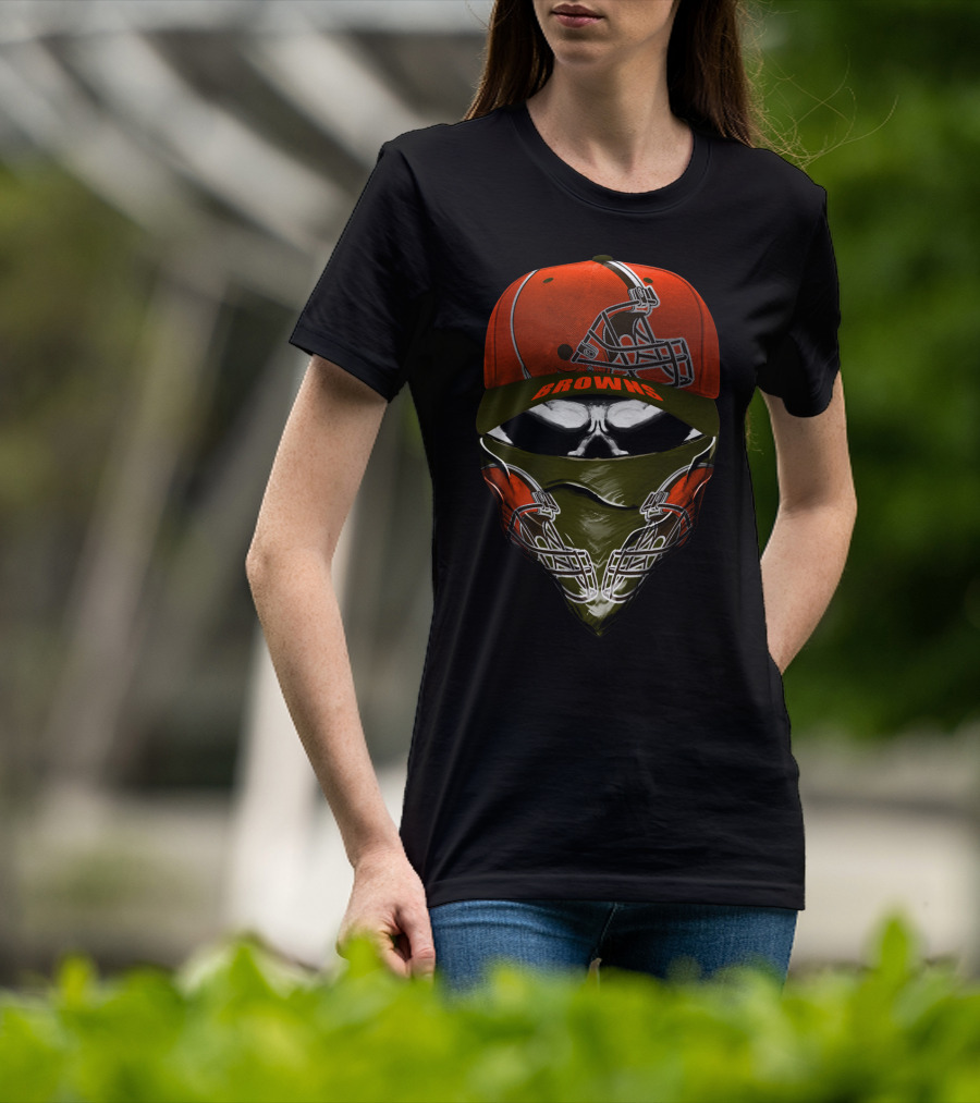 Cleveland Browns Helmet And Skull Bandana Hoodie T-Shirt