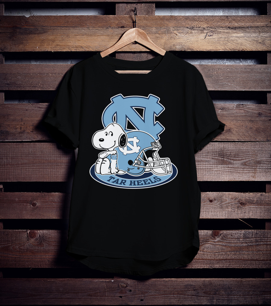 North Carolina Tar Heels Snoopy Football Helmet T-Shirt