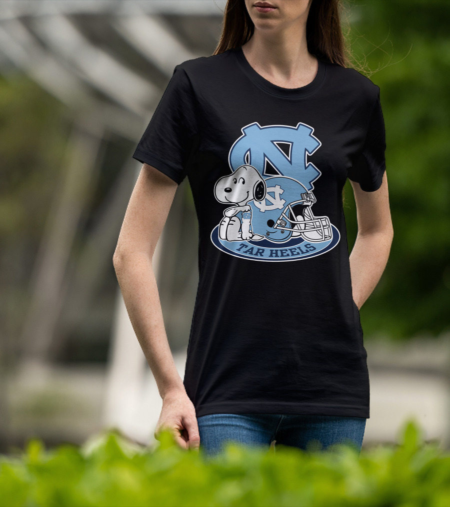 North Carolina Tar Heels Snoopy Football Helmet T-Shirt